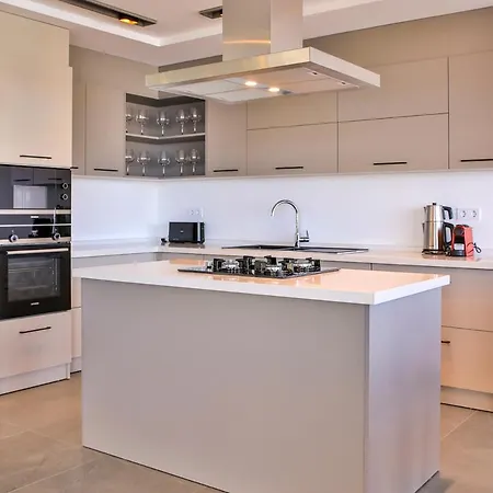Vila Sleeps 8 With Pool Air Con And Wifi *