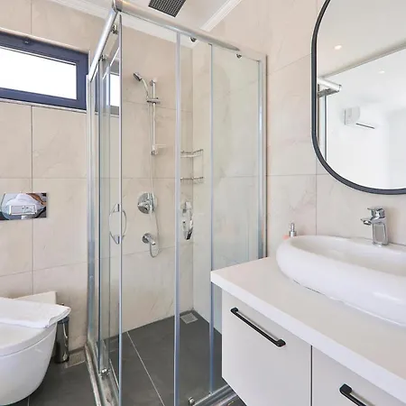Vila Sleeps 8 With Pool Air Con And Wifi