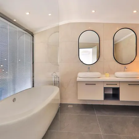 Sleeps 8 With Pool Air Con And Wifi